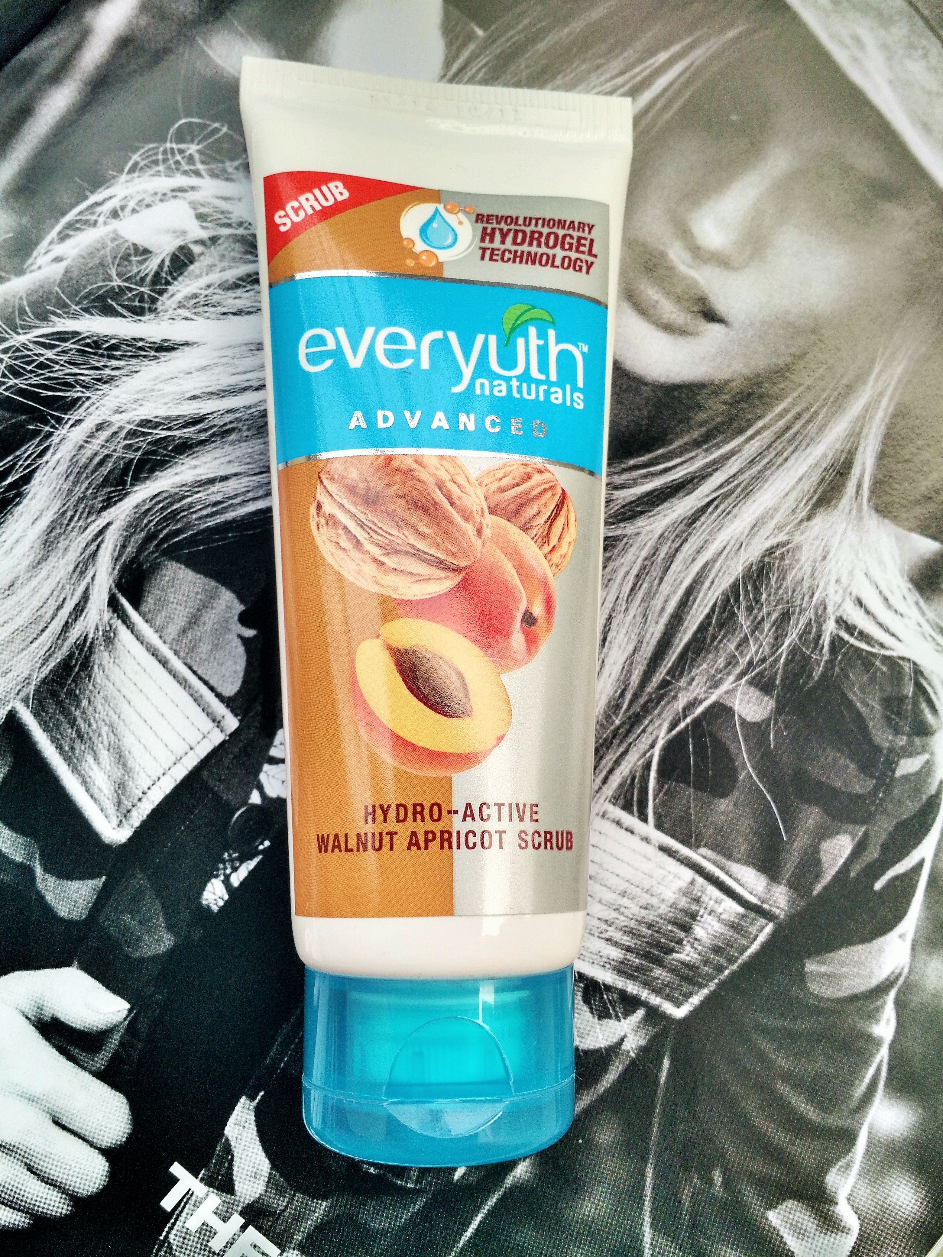 Everyuth Advanced Hydro Active Walnut Apricot Scrub